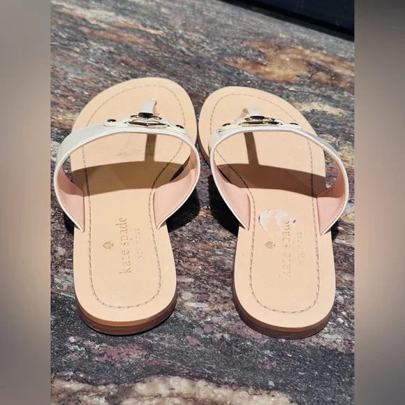 🚨SOLD🚨  KATE SPADE NEW YORK Cassia NEW White Patent Thong Flats Sandals Size 8.5 - Picture 14 of 16